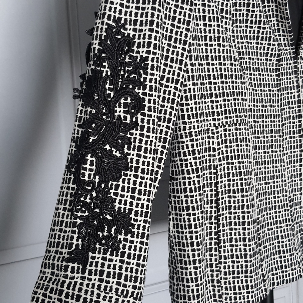 Chico's Blazer Jacket Black White Floral Business Casual Womens Sz 1 (8/10) - Picture 3 of 11